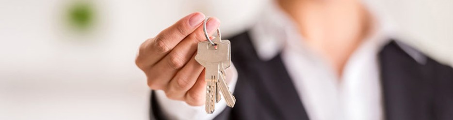 Handing keys to new renter image